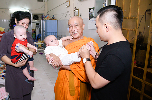 
Tại chùa Kỳ Quang, quận Gò Vấp, đoàn tặng cho chùa 100 kg gạo và tiền mặt. Ngôi chùa này có 200 trẻ em mồ côi được chăm sóc, dạy dỗ.
