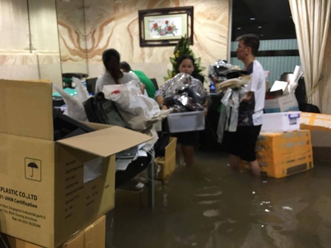 ... v&agrave; khi ch&igrave;m trong bể nước