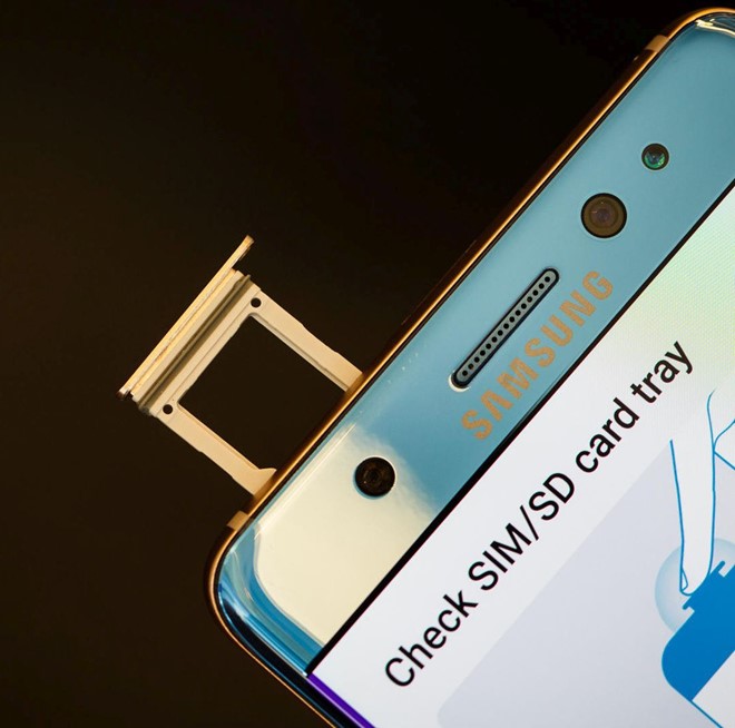 
Khay SIM trên những chiếc smartphone chống nước luôn có thêm lớp gioăng cao su.
