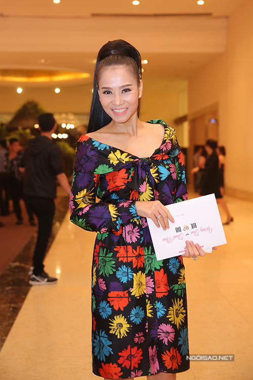 Thu Minh trẻ trung, nổi bật trong bộ váy hoa kiểu dáng đơn giản.