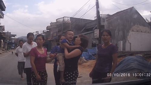Nhiều người dân chạy ra trấn an cháu bé.