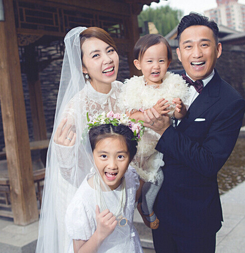 Huỳnh Lỗi và Tôn Lệ tổ chức đám cưới long trọng và lãng mạn sau 20 năm bên nhau.