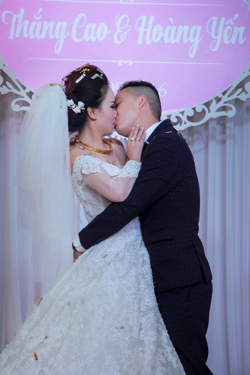 Cả hai khóa môi say đắm trong hôn lễ.