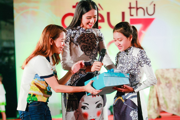 
Ngọc Hân còn dành tặng Trang một bộ áo dài do mình thiết kế và một cuốn sách hướng dẫn cắt may cơ bản để khích lệ cô theo đuổi mục tiêu trở thành nhà thiết kế thời trang.
