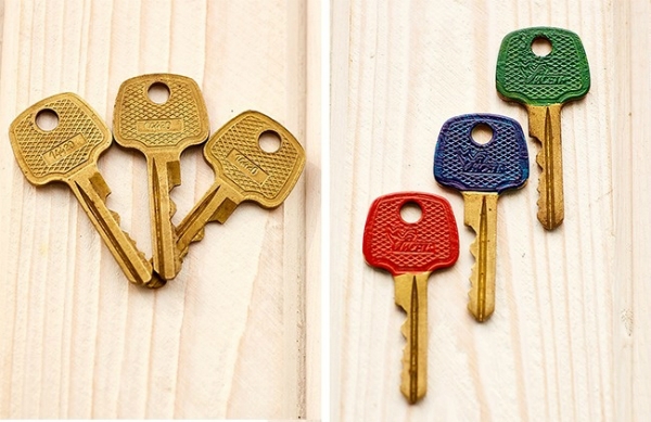 Hãy sơn những chiếc chìa khóa bằng màu khác nhau để giúp trẻ có thể nhớ và phân biệt được đâu là chìa khóa cửa, đâu là chìa khóa cổng.