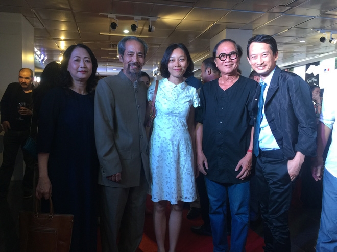 Chu Hùng và NSND Như Quỳnh chụp ảnh cùng vợ chồng đạo diễn Trần Anh Hùng trong buổi ra mắt bộ phim Vĩnh cửu vào tháng 9 vừa qua.