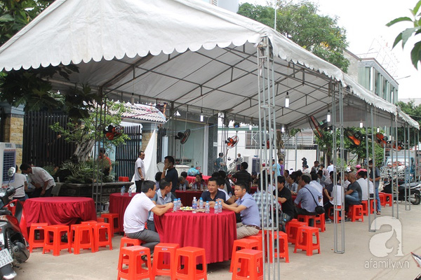 Khung cảnh chuẩn bị tang lễ lặng lẽ của gia đình nạn nhân.