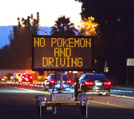 
C&aacute;c biển cấm chơi Pokemon khi đang l&aacute;i xe đ&atilde; được dựng l&ecirc;n ở nhiều khu vực.
