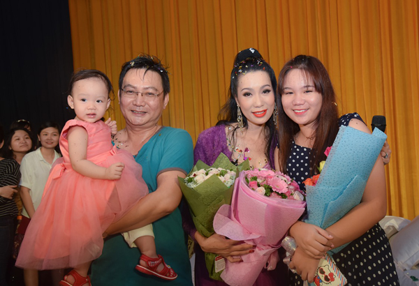 
Với Trịnh Kim Chi, bé Khánh Vy là món quà mà ông trời ban tặng cho cô. Nữ diễn viên sinh con thứ hai ở tuổi 43, trong khi con gái đầu lòng đã 13 tuổi.
