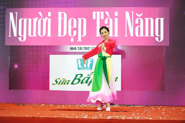 
 Bùi Nữ Kiều Vỹ (SBD 293) khiến khán giả trầm trồ với những động tác múa vừa dứt khoát, vừa uyển chuyển, thể hiện sự mềm mại, dịu dàng của người con gái Việt Nam.
