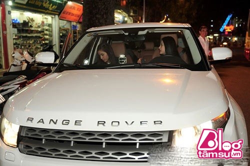 
Hương Baby vô cùng thích ô tô. Cô từng sở hữu một chiếc Range Rover với giá khủng bằng chính số tiền mình kiếm được.
