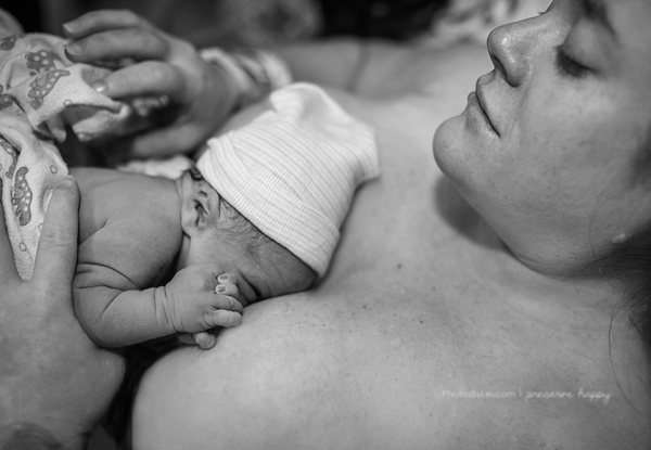 
Sau nhiều nỗ lực, b&eacute; đ&atilde; về tới đ&iacute;ch, &aacute;p mặt v&agrave;o bầu ngực mẹ để h&iacute;t h&agrave; m&ugrave;i hương dịu d&agrave;ng.
