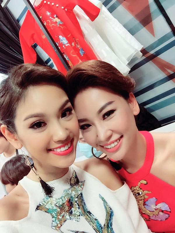 
Hiện tại, Phạm Phương Linh (bên trái - pv) đang tích cực chuẩn bị để đại diện Việt Nam tham dự Miss International còn Phạm Thùy Linh (bên phải - pv) đang đứng đằng sau hỗ trợ, động viên em gái hết mình.
