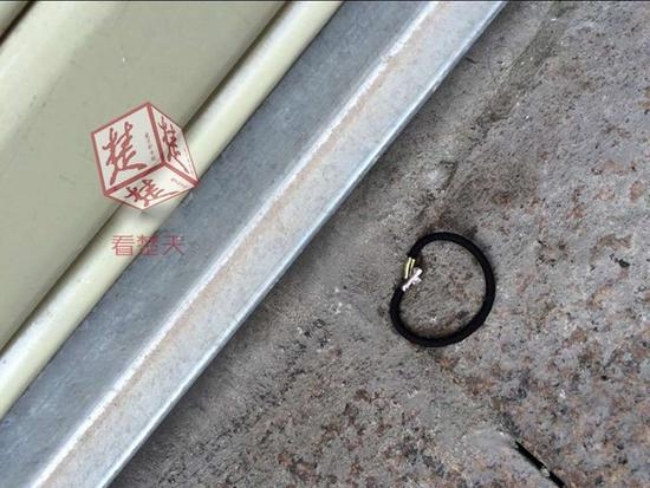 Cô bé xấu số đã chết ngay tại chỗ vì vết thương quá nặng.