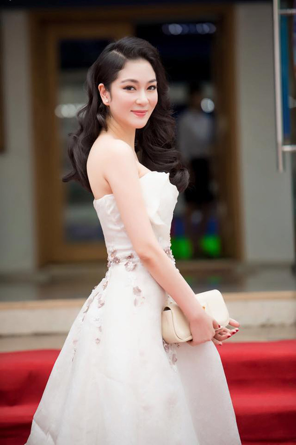 
12 năm đăng quang Hoa hậu, Nguyễn Thị Huyễn vẫn được người hâm mộ ưu ái dành nhiều lời khen về nhan sắc.
