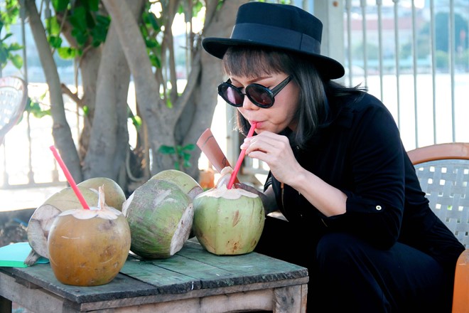 
 Quay giữa trưa nắng nên chiến lợi phẩm của Việt Hương và Thanh Bạch là gần 10 trái dừa. Riêng nữ danh hài đã uống hết 6 trái.
