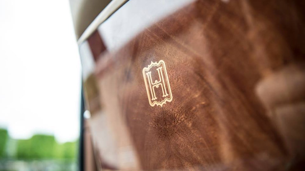 
Gia huy chữ H được cẩn tay tinh xảo trên nội thất gỗ siêu cao cấp của chiếc Rolls-Royce, thể hiện văn hoá Bespoke của chiếc xe siêu sang.
