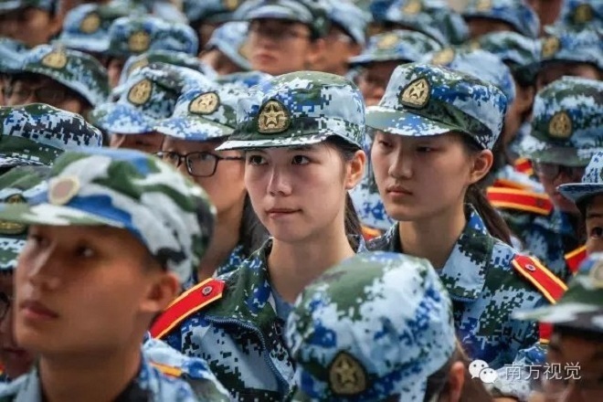 Các tân sinh viên đang lắng nghe quy định của khóa giáo dục quốc phòng.