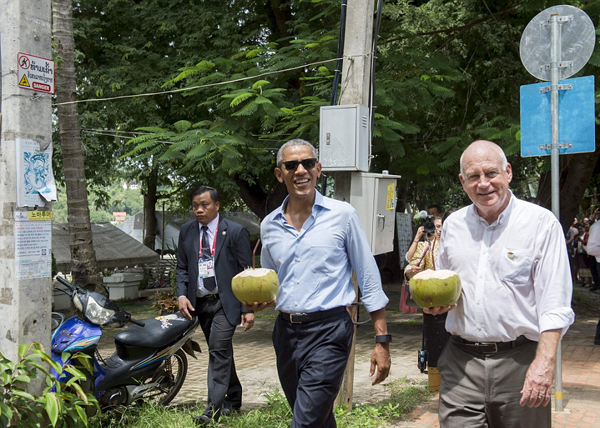 
Người quyền lực nhất nước Mỹ cùng đại sứ Mỹ tại lào Daniel Clune vui vẻ thưởng thức món nước dừa khi đi dọc sông Mekong.
