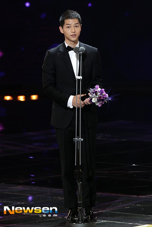 
 Ê-kíp Hậu duệ mặt trời còn được trao thêm giải Phim truyền hình Hàn đặc sắc.
