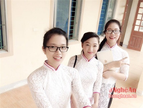 Cẩm Thơ (ngoài cùng bên trái) chụp hình lưu niệm cùng bạn bè