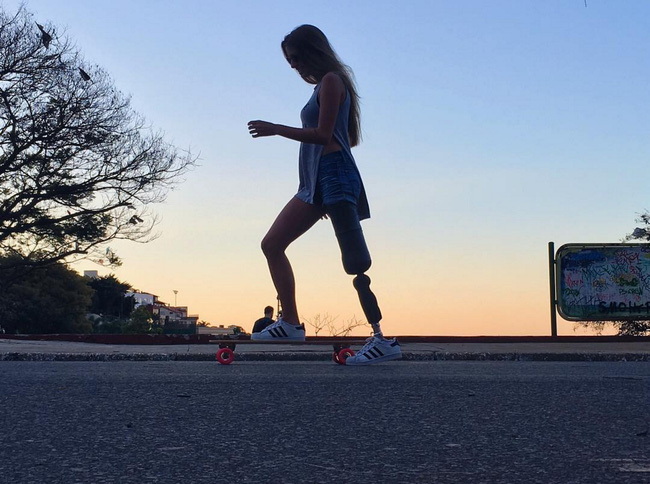 
Paola rất y&ecirc;u th&iacute;ch c&aacute;c m&ocirc;n thể thao li&ecirc;n quan đến v&aacute;n chẳng hạn như trượt v&aacute;n hay lướt s&oacute;ng.
