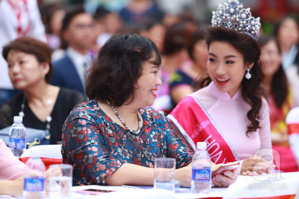 
Sau thời gian đăng quang đến nay, Hoa hậu Việt Nam 2016 rất bận rộn với các lịch trình hoạt động nhưng cô luôn nở nụ cười trên môi mỗi khi đứng trước công chúng và báo giới.
