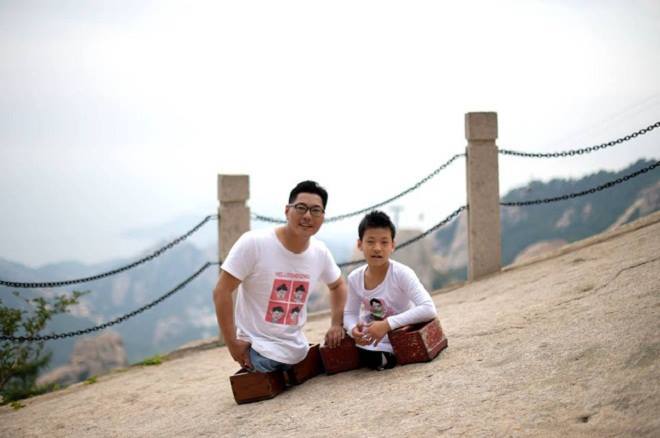 
Chen đã cùng cậu bé Gao chinh phục thành công một trong những đỉnh núi cao 900 m của Lao Sơn, ngọn núi ven biển cao nhất Trung Quốc và là dãy núi có đỉnh cao thứ hai ở Sơn Đông với độ cao 1.132 m.
