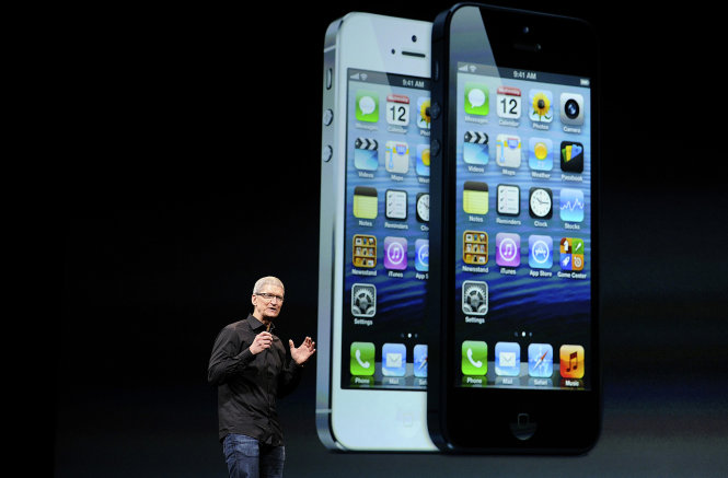 
CEO Tim Cook của Apple giới thiệu điện thoại iPhone 5 tại San Francisco ngày 12-9-2012 - Ảnh: David Paul Morris/Bloomberg
