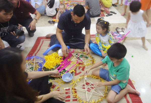 
Dịp Trung thu vừa qua, vợ chồng Jennifer Phạm còn cho con gái hơn 3 tuổi tham gia hoạt động từ thiện tại một ngôi chùa ở Bắc Ninh.
