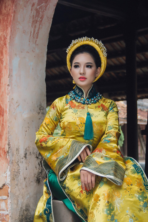 
Dù rời xa sự nghiệp người mẫu ảnh khá lâu từ khi kết hôn với Duy Nhân, Kiều Oanh vẫn khiến ê-kíp chụp ảnh lẫn nhà thiết kế bất ngờ ở lần tái xuất này bởi thần thái đài các và đậm chất Huế.

