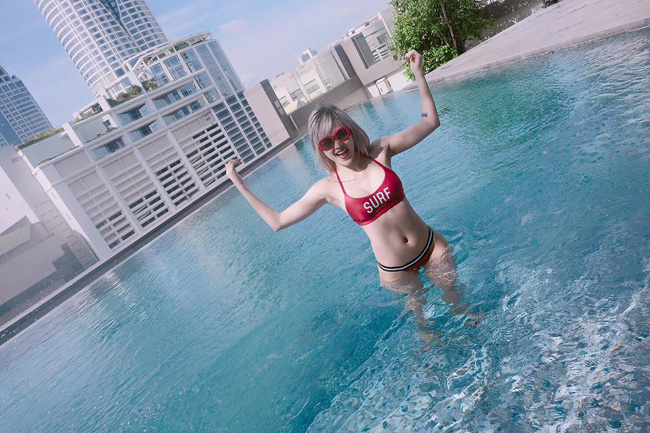 C&ocirc; ng&agrave;y một ăn mặc sexy khoe lợi thế h&igrave;nh thể khiến c&aacute;c fan cuồng Sky nổ đom đ&oacute;m mắt.