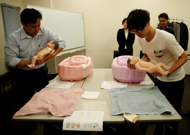 
T&ocirc;i muốn tạo ra những lớp học m&agrave; ở đ&oacute; nam giới được cấp bằng chứng nhận chăm con cũng như c&oacute; đủ khả năng chăm s&oacute;c gia đ&igrave;nh, &ocirc;ng Takeshi Akiyama, người đứng ra mở lớp chăm s&oacute;c trẻ cho biết.
