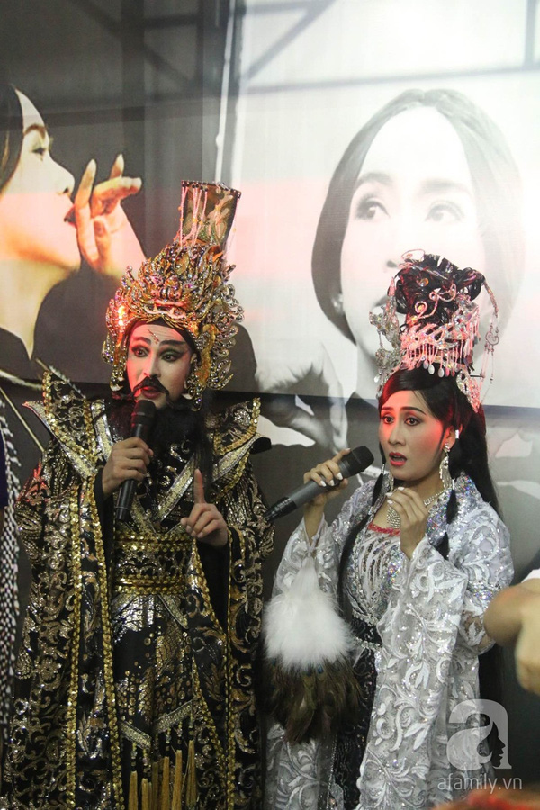 
Hai nghệ sĩ Hoàng Đăng Khoa - Hoàng Dung biểu diễn một tiết mục cải lương - môn nghệ thuật truyền thống mà Minh Thuận sinh thời rất yêu thích.
