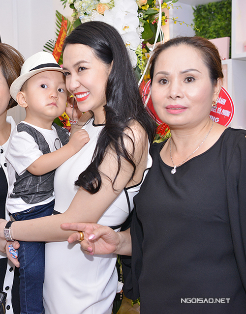 
Mẹ đẻ của Thu Hương cũng đến chúc mừng con gái có thêm cơ sở kinh doanh mới.
