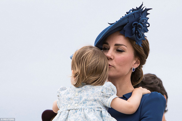 
Kate nhẹ nhàng trao nụ hôn lên tóc cô con gái nhỏ.
