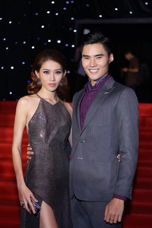 
Cặp đôi Quỳnh Châu - Quang Hùng tình tứ trên thảm đỏ.
