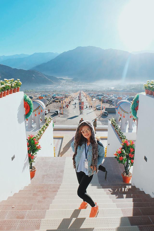 Milan Phạm thích thú chụp ảnh ở tu viện Hemis, một tu viện Phật giáo Tây Tạng nằm ở Hemis, Ladakh, Ấn Độ cách Leh 45 km.