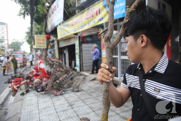 Anh Đại đau đớn nhìn căn nhà bị cháy hết.