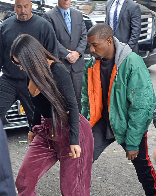 Kanye West luôn ở bên vợ sau khi vụ việc xảy ra.
