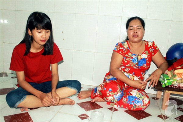 Hai mẹ con Thuý An trong căn trọ vừa mướn.