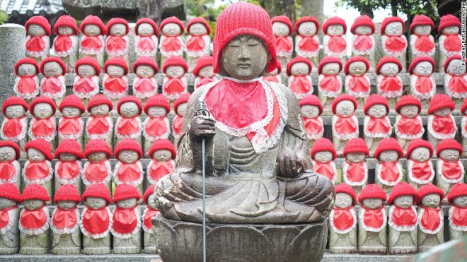 
D&atilde;y tượng Quan &acirc;m trong ch&ugrave;a Jison-In. Người Nhật quan niệm, Quan &acirc;m l&agrave; vị phật bảo vệ trẻ em v&agrave; người đi xa.
