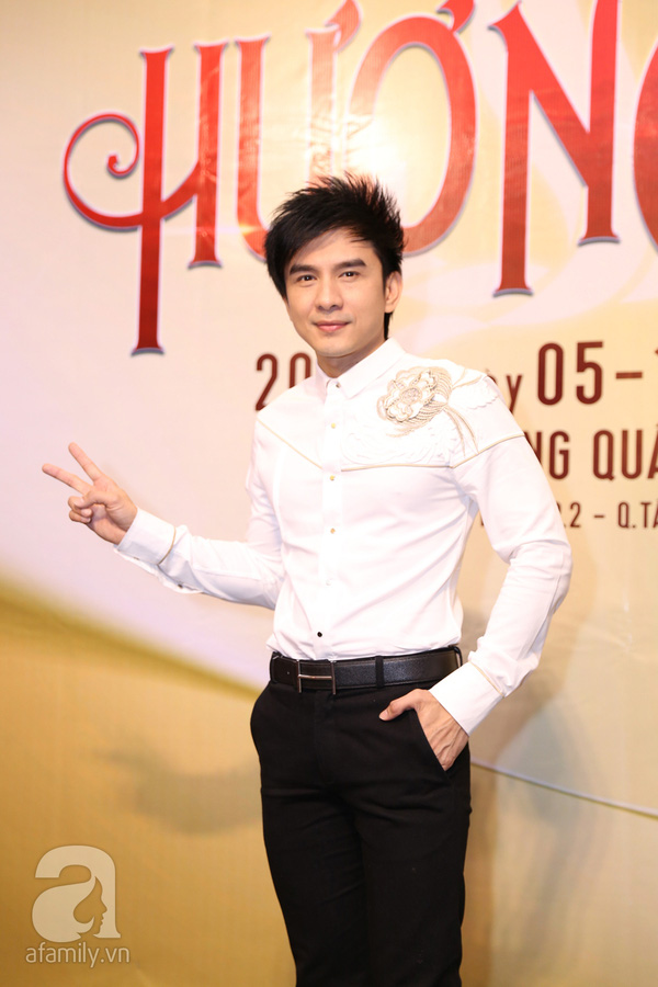 
Đan Trường là nam ca sĩ duy nhất làm khách mời trong liveshow của Việt Hương.

