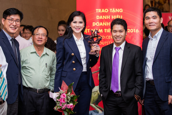 
Thủy Tiên chụp ảnh kỷ niệm cùng các doanh nhân tại sự kiện.
