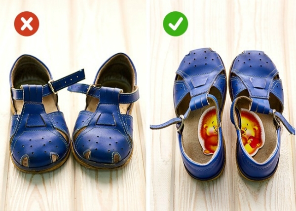 Trẻ nhỏ thường đi nhầm giày bên phải sang bên trái và ngược lại. Bố mẹ có thể giúp trẻ đi giày đúng chân bằng cách dán miếng đề-can có hình gần giống nhau vào trong giày và hướng dẫn trẻ nhận biết.