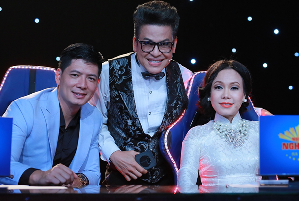 
Bình Minh làm giám khảo khách mời cùng MC Thanh Bạch và danh hài Việt Hương.
