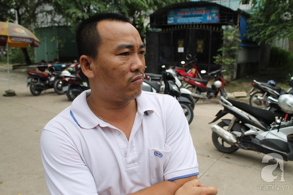 Cậu tư cháu bé buồn bã kể lại chuyện tìm kiếm cháu bé.