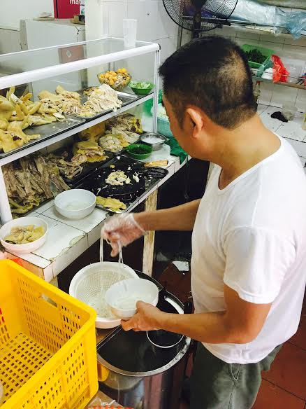 
Khách đông, nhân viên của quán làm việc không ngơi tay
