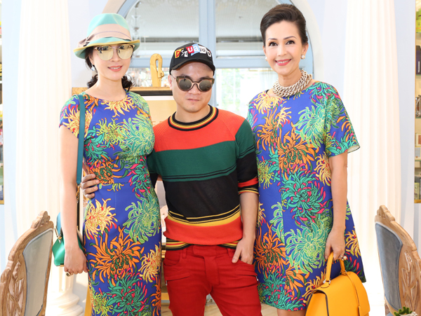
Đỗ Mạnh Cường và hai nàng thơ Thanh Mai, Diễm My. Anh tổ chức buổi tiệc để cảm ơn các khách hàng đã ủng hộ bộ sưu tập Xuân Hè, góp phần đưa các mẫu váy áo họa tiết hoa cúc trở thành xu hướng mới trong làng thời trang Việt.
