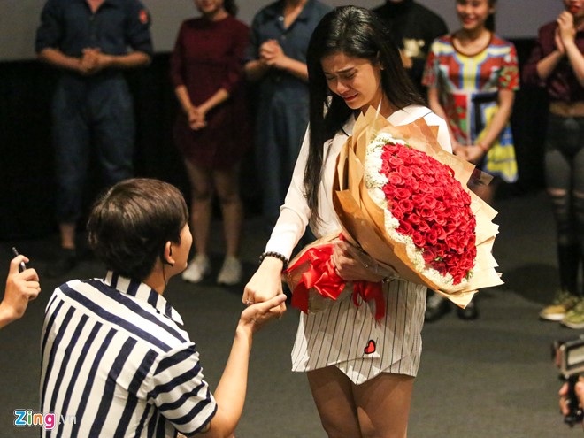 
Nam ca sĩ quỳ gối, cầu hôn Trương Quỳnh Anh và đeo nhẫn cho cô.
